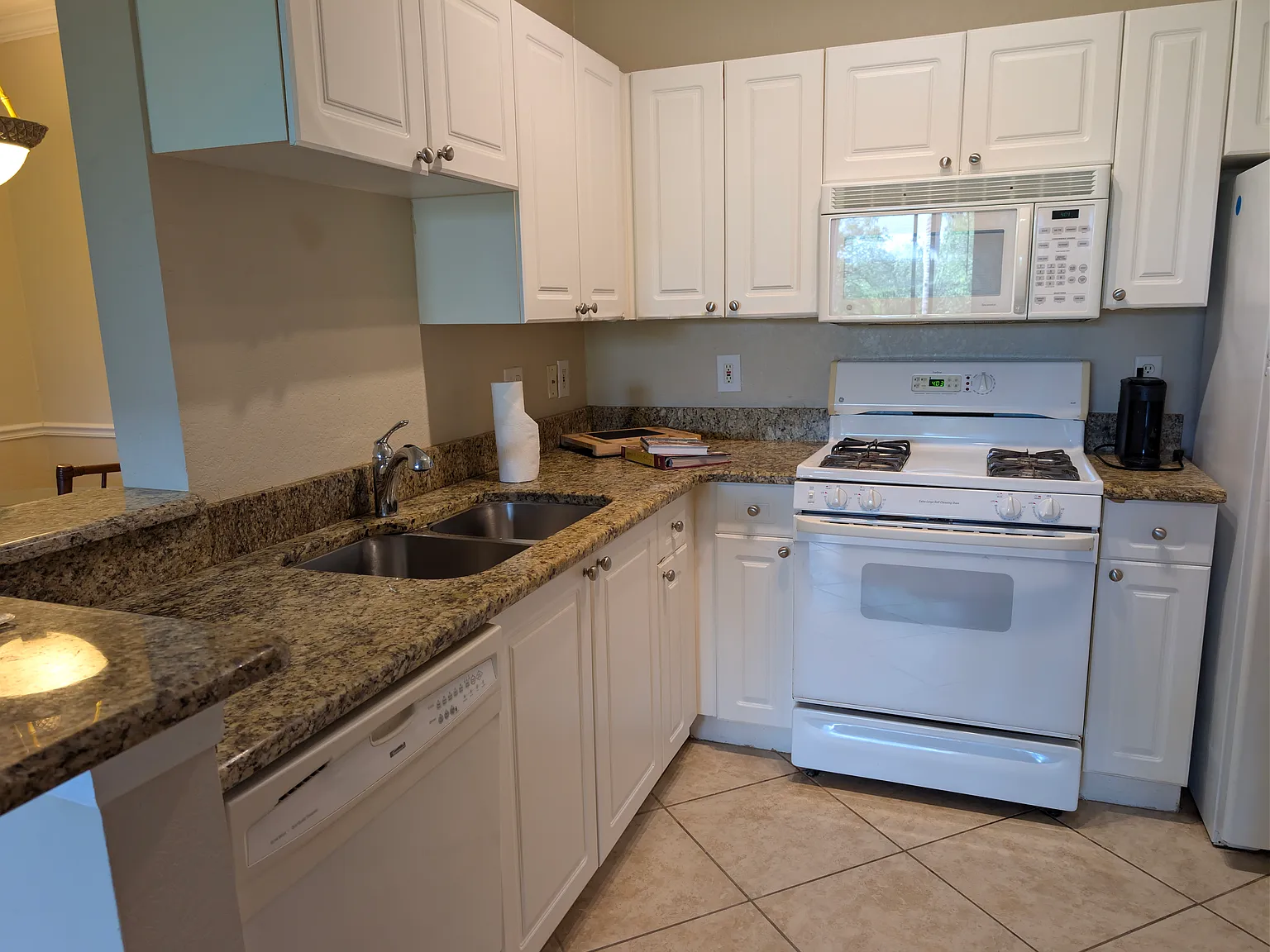 2 Bedroom furnished unit with water views — Photo 3
