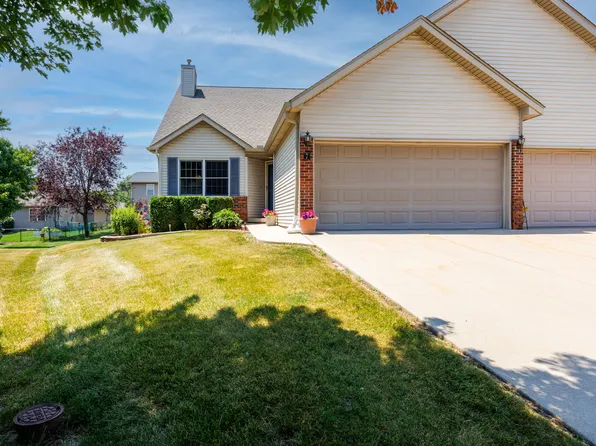 7 Crystal Ct, Bloomington, IL 61704