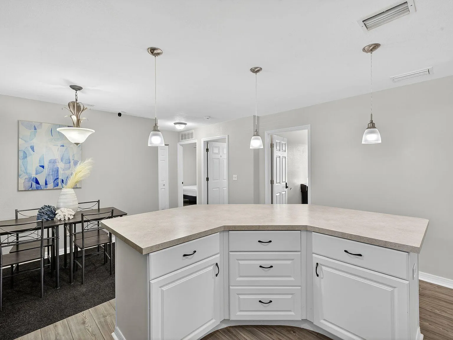 4 bed, 2.0 bath, 1389 sqft, $819 — Photo 4