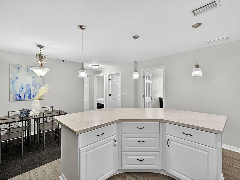 Large Island located in the middle of the kitchen