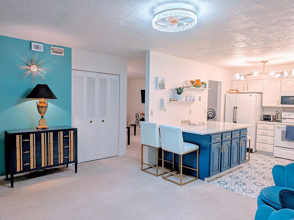 Spacious entry with remodeled kitchen and large quartz island for meal prep!