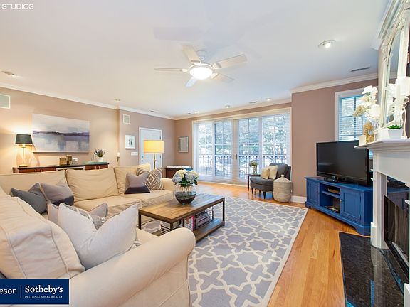 3rd image of 622 W Oakdale Ave APT 2
