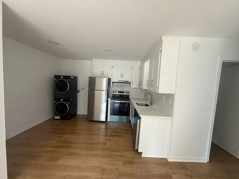 168 West Thames St — Photo 22