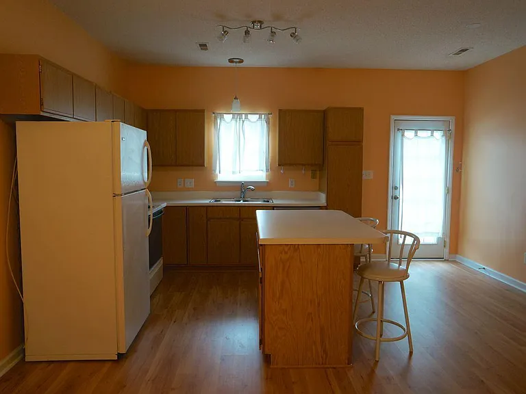 312 Commons Dr — Photo 4