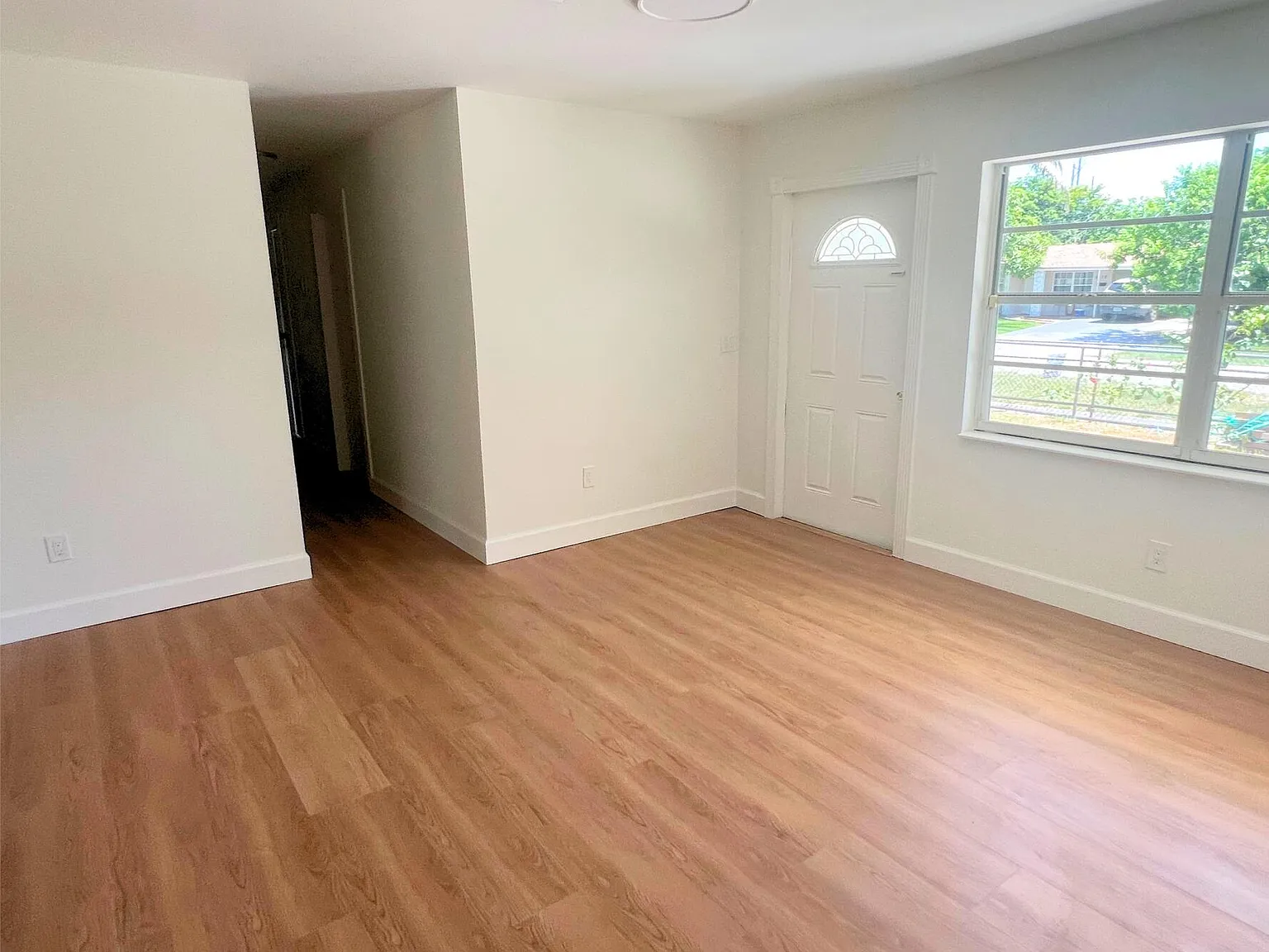 4 bed, 2.0 bath, 1359 sqft, $3,000 — Photo 3