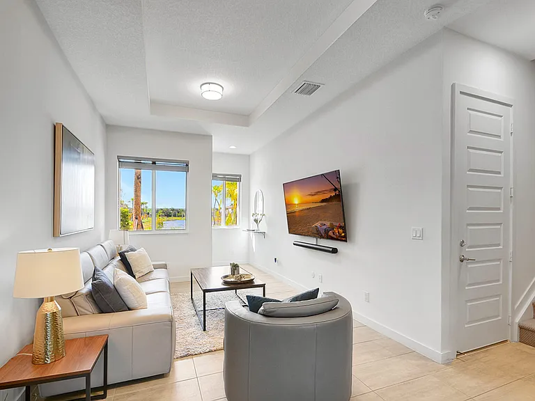 220 Pioneer Way — Photo 3
