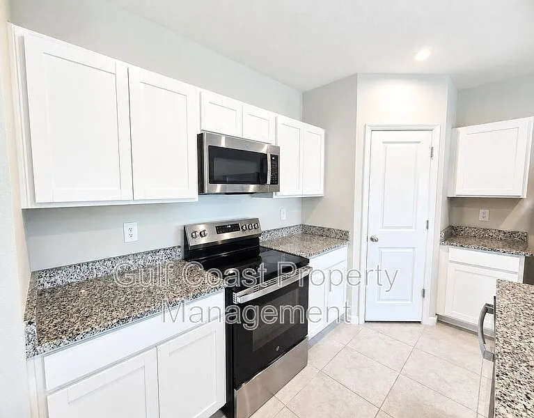 4 bed, 2.0 bath, 1708 sqft, $2,599 — Photo 2