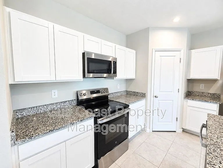 810 172nd Ct E — Photo 2