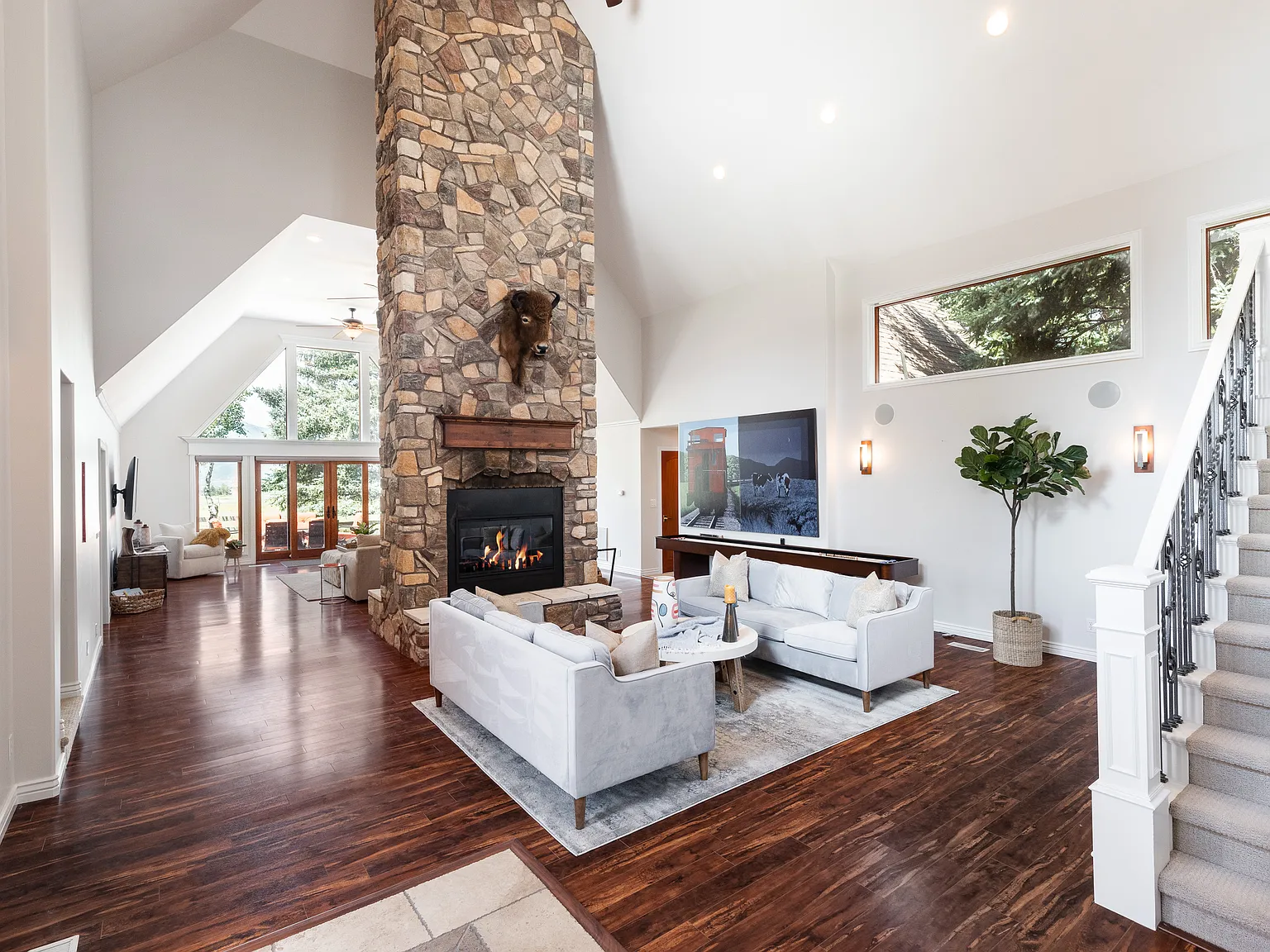 5 bed, 4700 sqft, $9,995 — Photo 3
