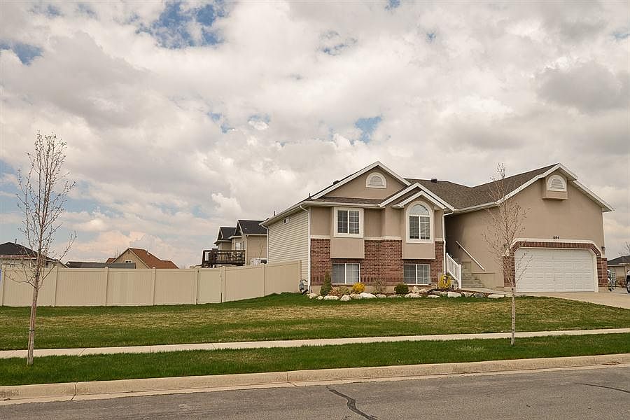 2nd image of 1694 Saddlehorn Cir