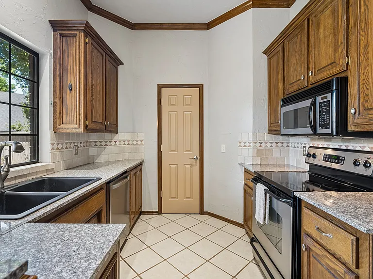 1809 Courtney Ln — Photo 11