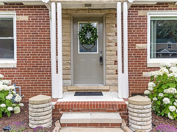 3rd image of 2101 E Riverview Ct