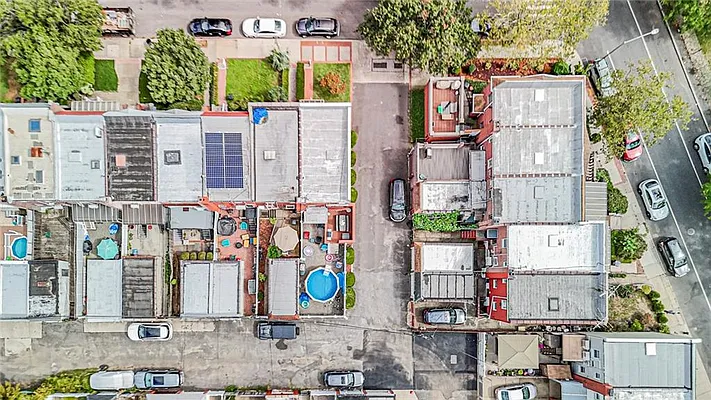 Sold by Remax Real Estate Professionals | media 32