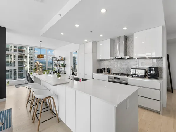 6098 Station St #1807, Burnaby, BC V5H 0H4