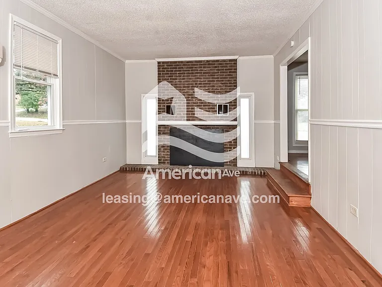 4977_004_wm_-_living_room_13354102.jpg