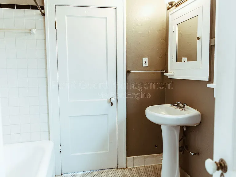 1318 N Robinson Ave — Photo 35