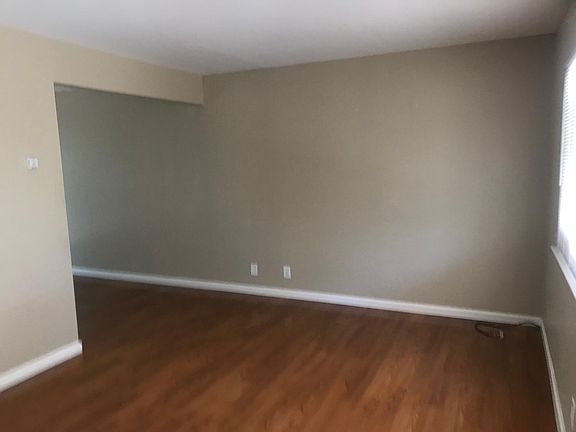 Living room - to kitchen