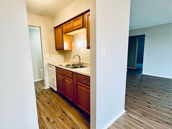 3rd image of 905 Heritage Ct #3