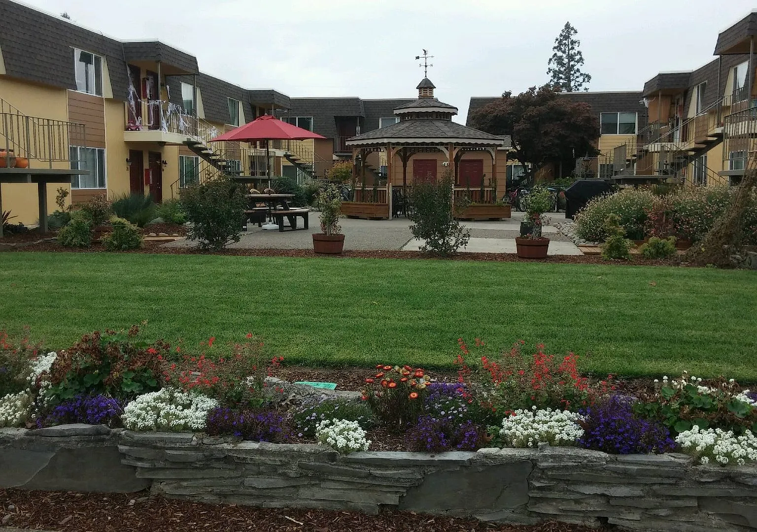 Heatherstone Apartments — Photo 1