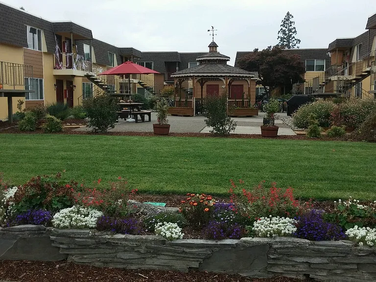 Heatherstone Apartments — Photo 1