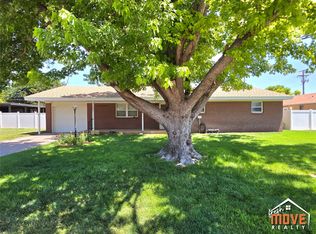 1204 Ridgewood Dr, Garden City, KS 67846