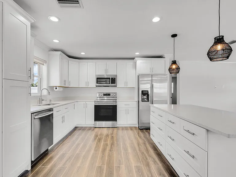 204 W Whitney Dr — Photo 14