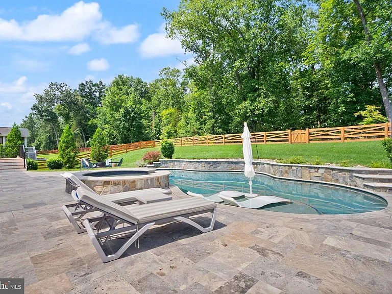 23297 Hastings Ridge Ct — Photo 40