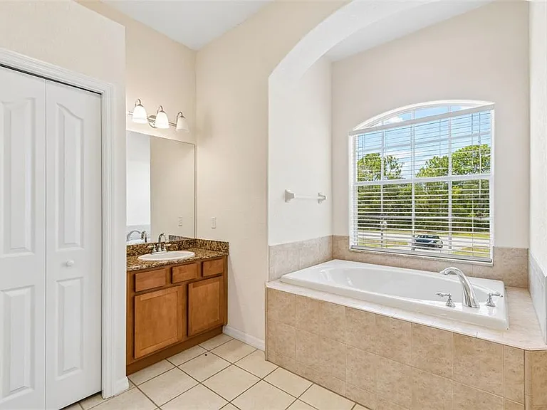 37 Greenpark Blvd — Photo 39