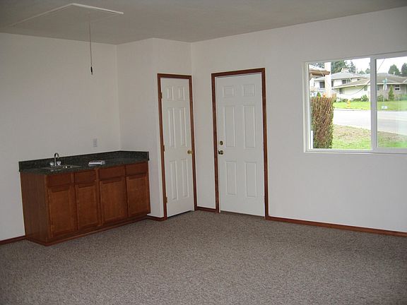 wet bar in rec room area