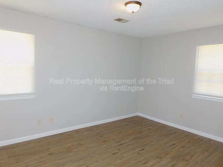 4921 Chaucer Dr — Photo 10