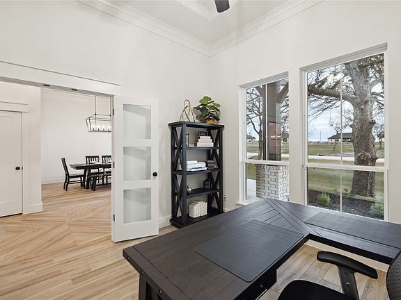 4th image of 252 Oak Meadow Ln