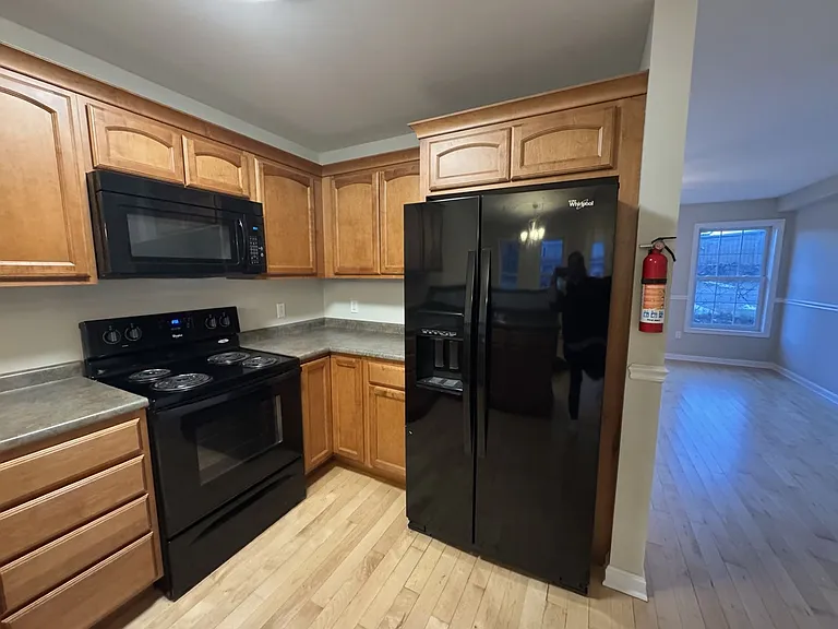 76 Sumner Ln #E — Photo 3