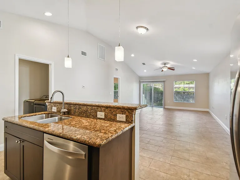 2321 W Beach St — Photo 12