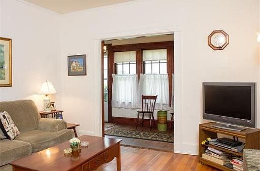 5th image of 18 Wentworth St
