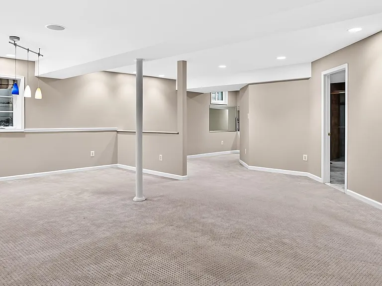 2207 Frank St — Photo 46