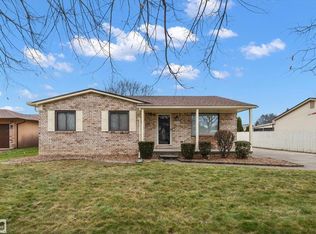39719 Rita Dr, Clinton Township, MI 48038