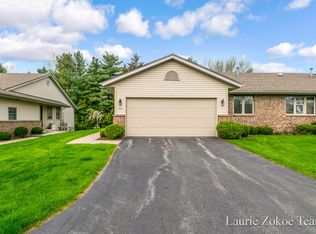 1031 Country Gdns NW, Grand Rapids, MI 49534