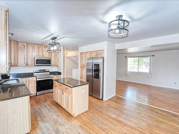 4th image of 386 Sunmountain Dr