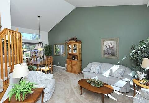 9647_bellmore_pl_MLS_HID620783_ROOMlivingroom