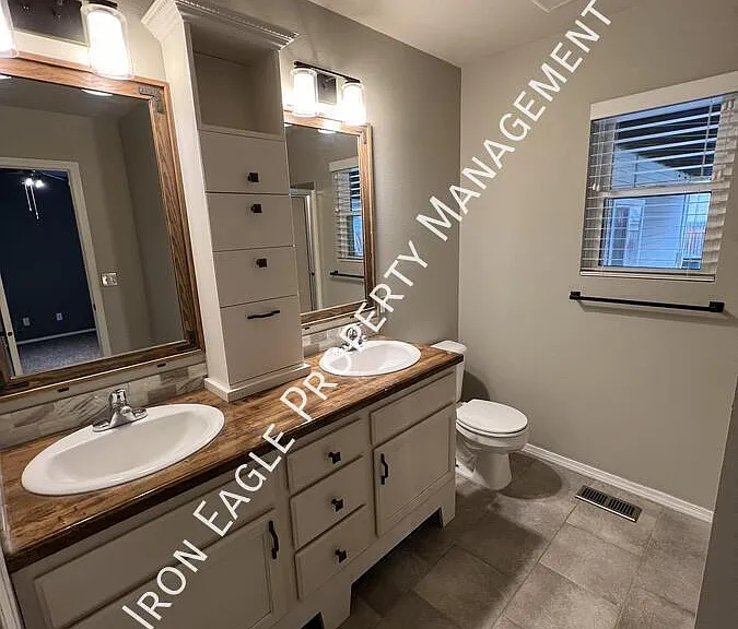 1451 E Beagle St — Photo 17