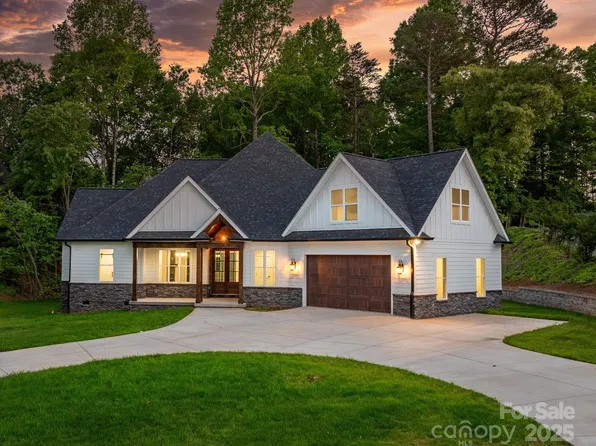 3732 Whitney Dr NE, Hickory, NC 28601