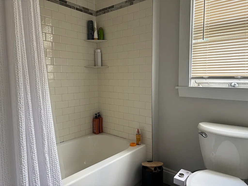 3 bed, 1.0 bath, 950 sqft, $3,000 — Photo 3