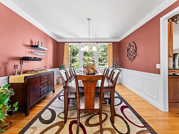 5th image of 32 Howarth Dr