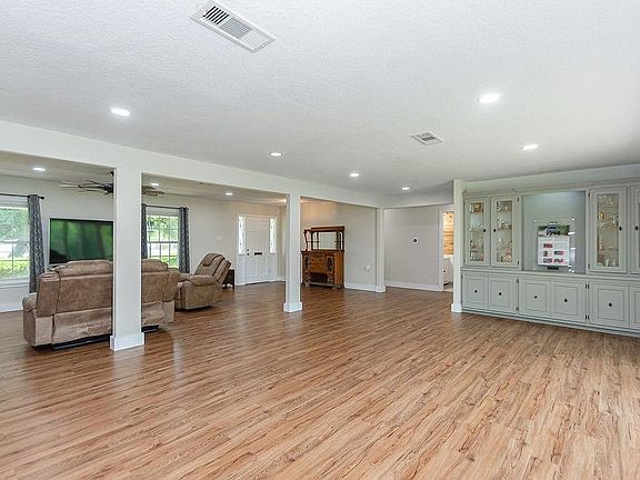 5th image of 220 Oyster Creek Dr