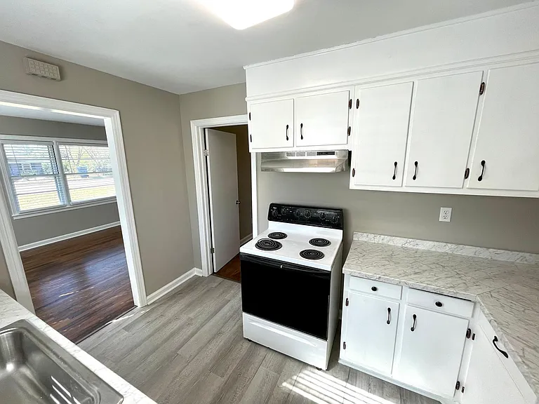 102 Hawthorne St — Photo 10