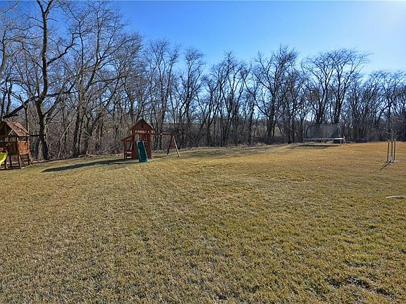 4th image of 907 Baileys Grove Dr