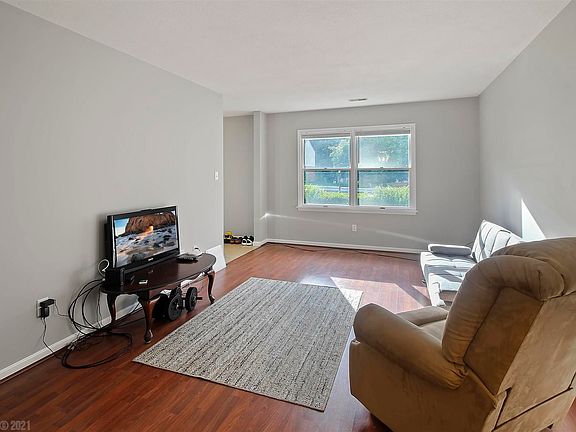 3rd image of 180 Franklin Parke Ct