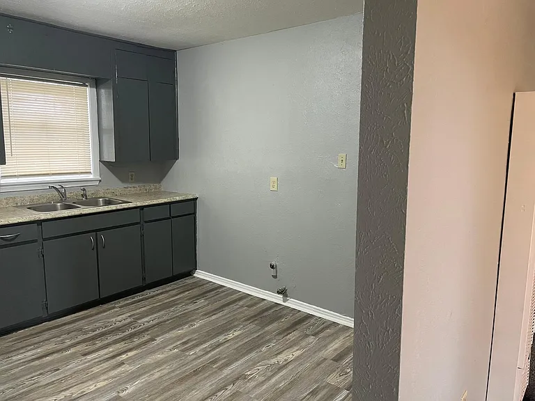 215 Guthrie St — Photo 2