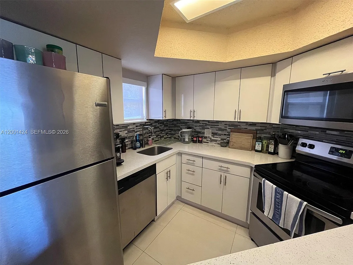 Building Photo - 8245 Lake Dr #301
