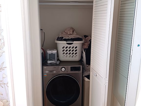 2nd image of 918 Green Bay Rd APT 3J